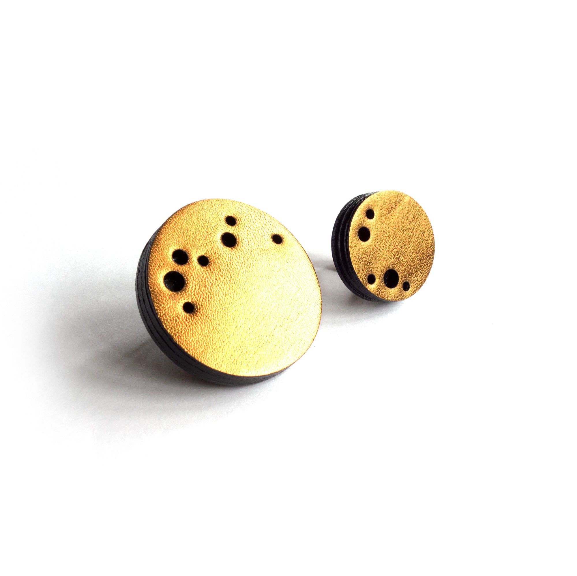 Bague ronde en cuir doré perforé design