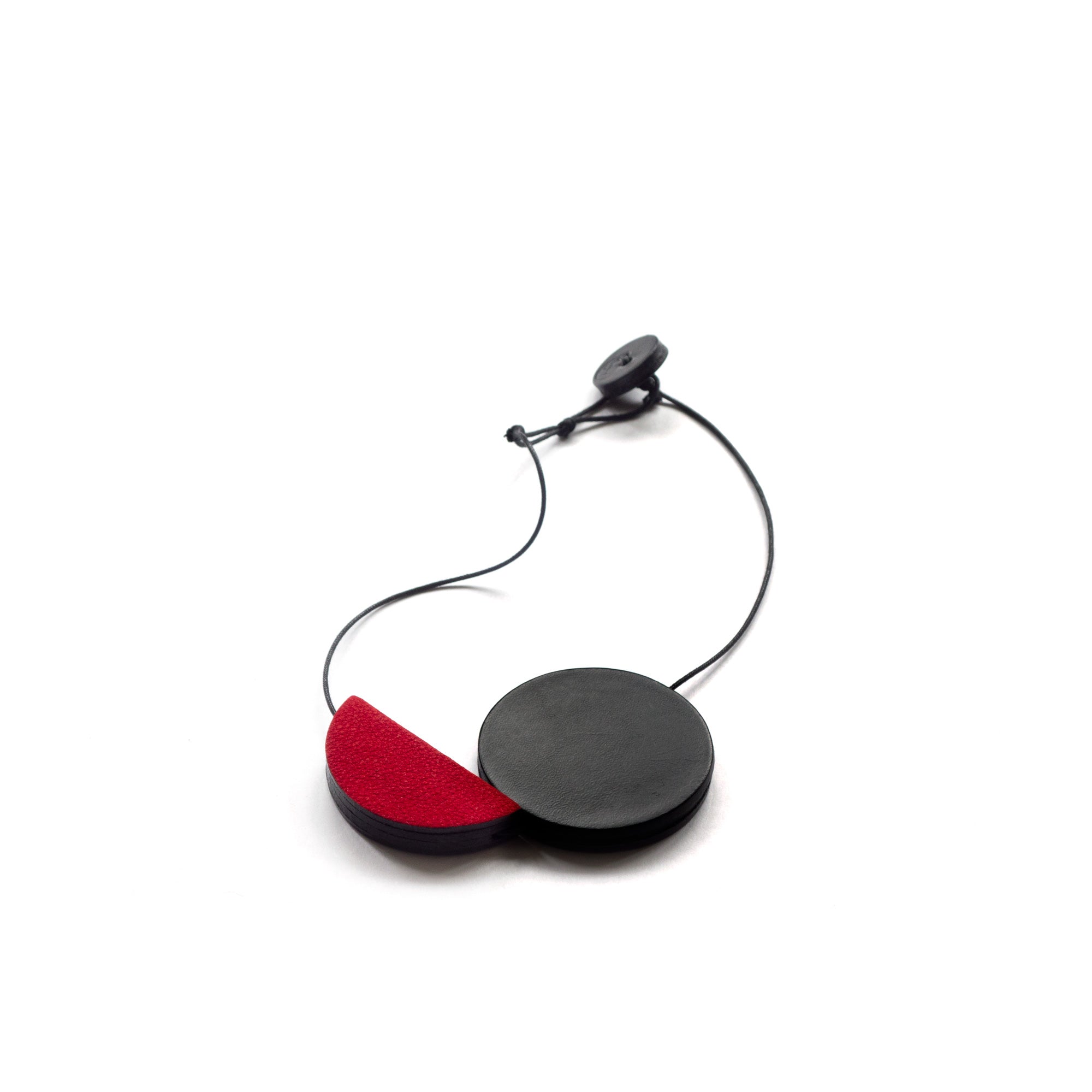 Collier en cuir noir et rouge, style Bauhaus, géométrique et design