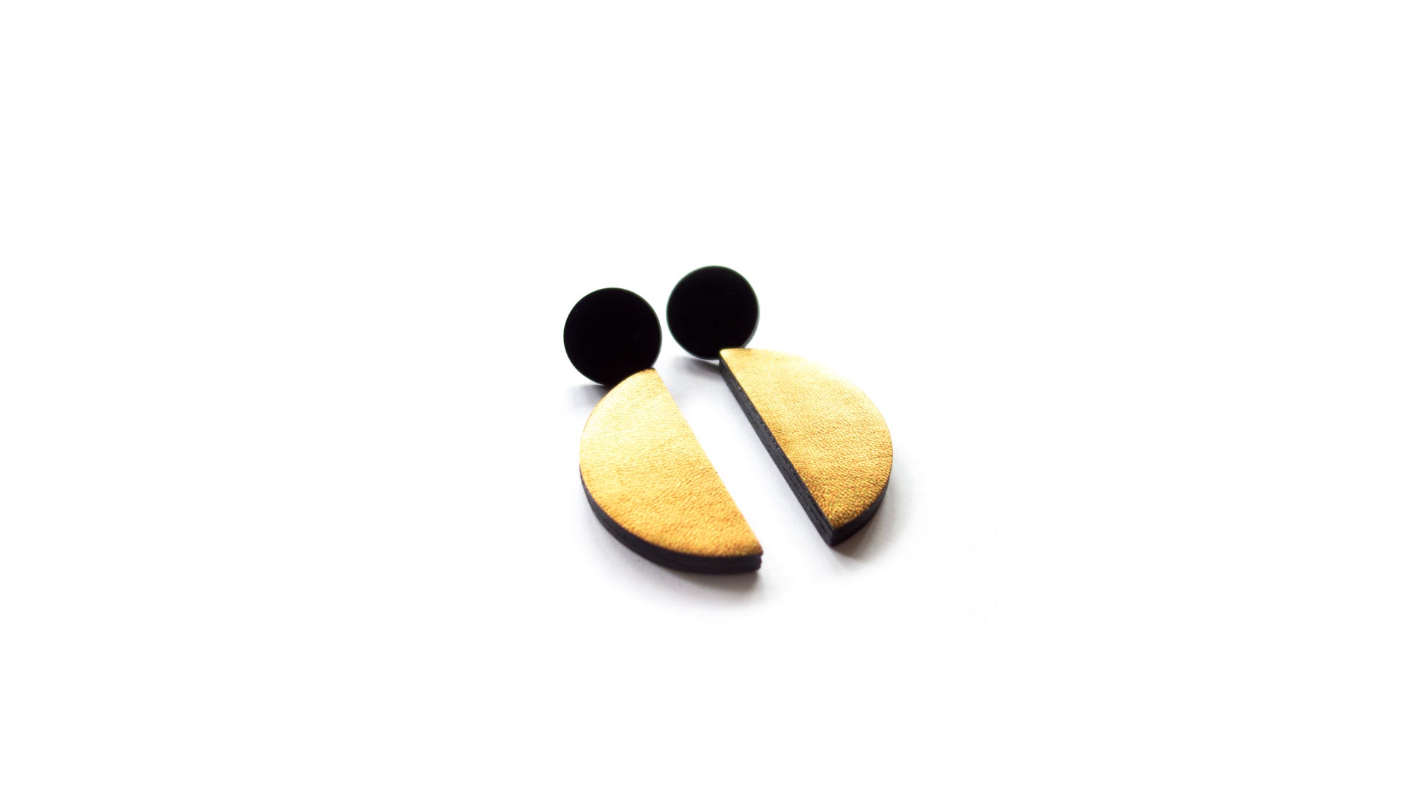 Boucles d'oreilles pendantes en cuir noir et dorée