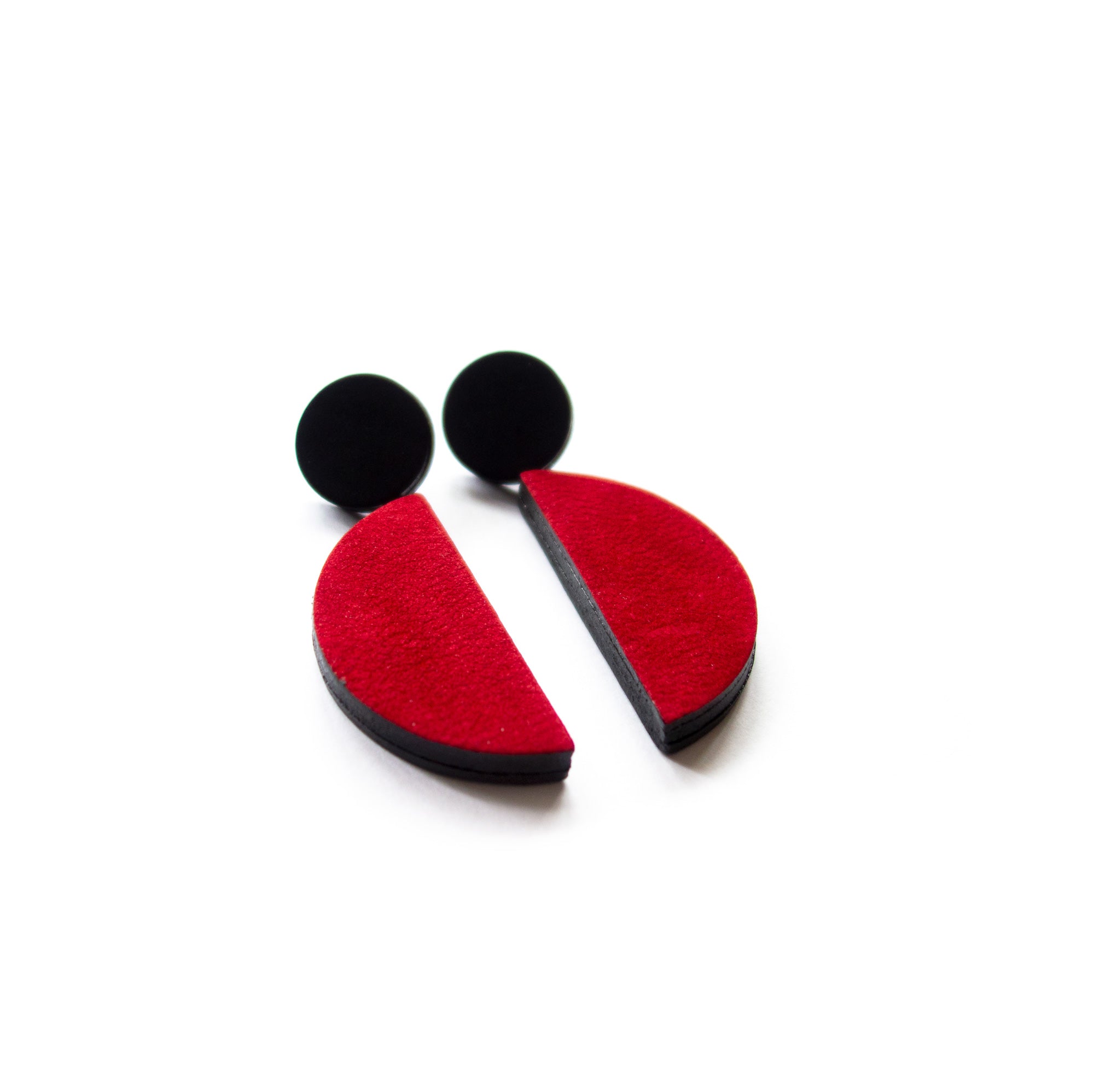 Boucles d'oreilles pendantes en cuir noir et rouge