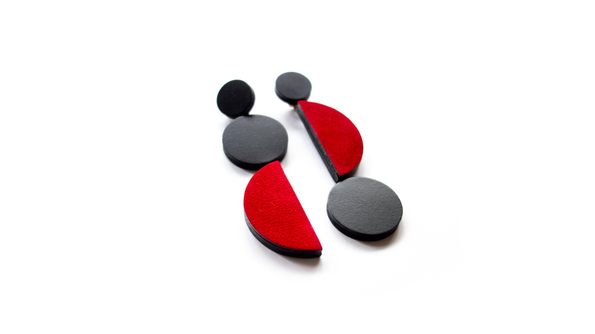 Grandes boucles d'oreilles architecturales en cuir noir et rouge pour soirée