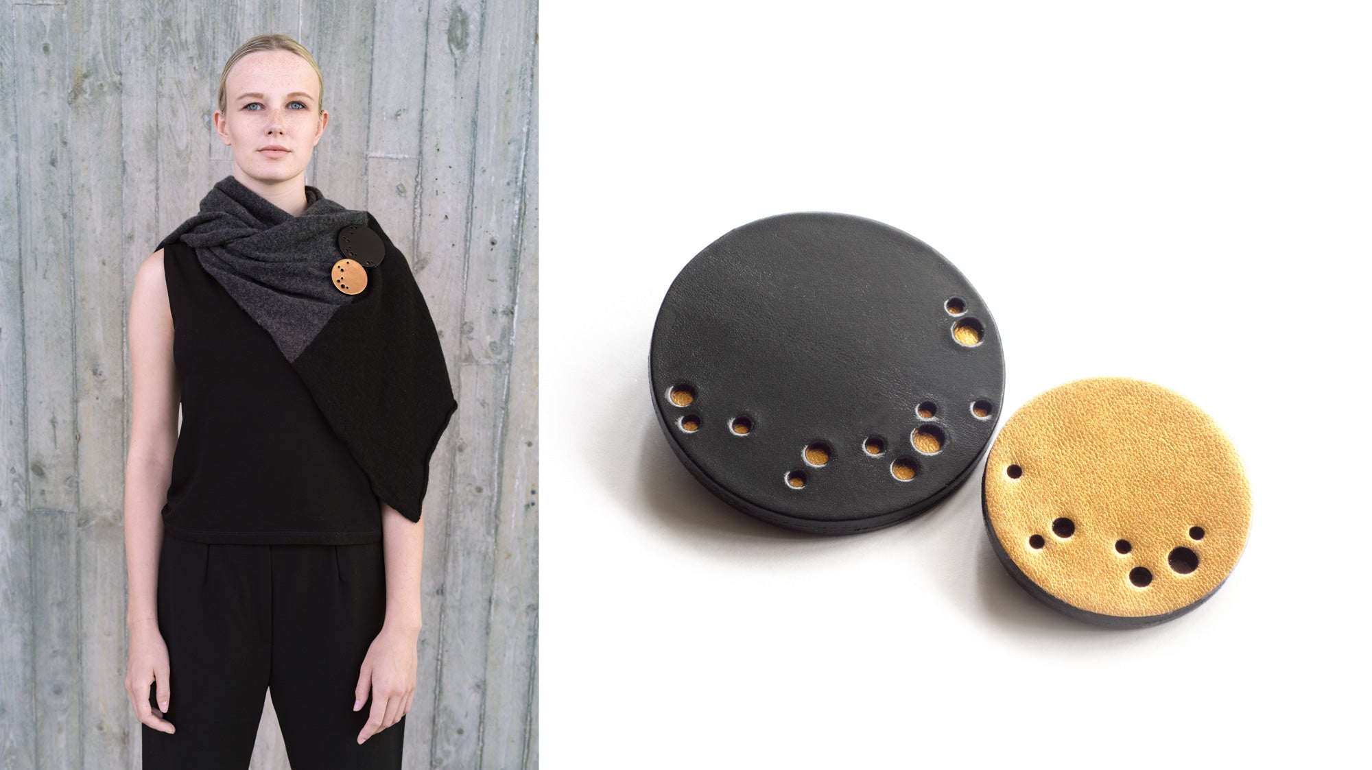 Broche ronde en cuir noir et doré perforé
