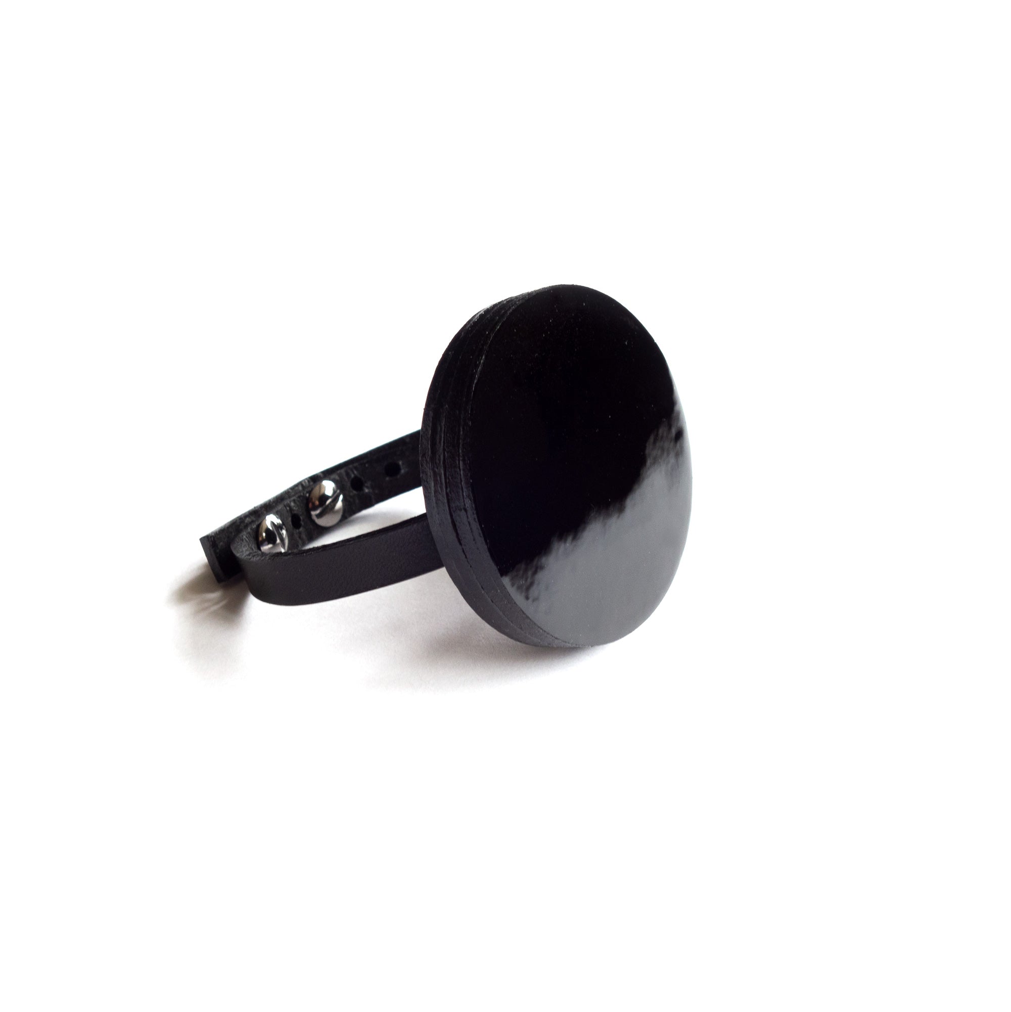 Bracelet en cuir noir contemporain, design et graphique