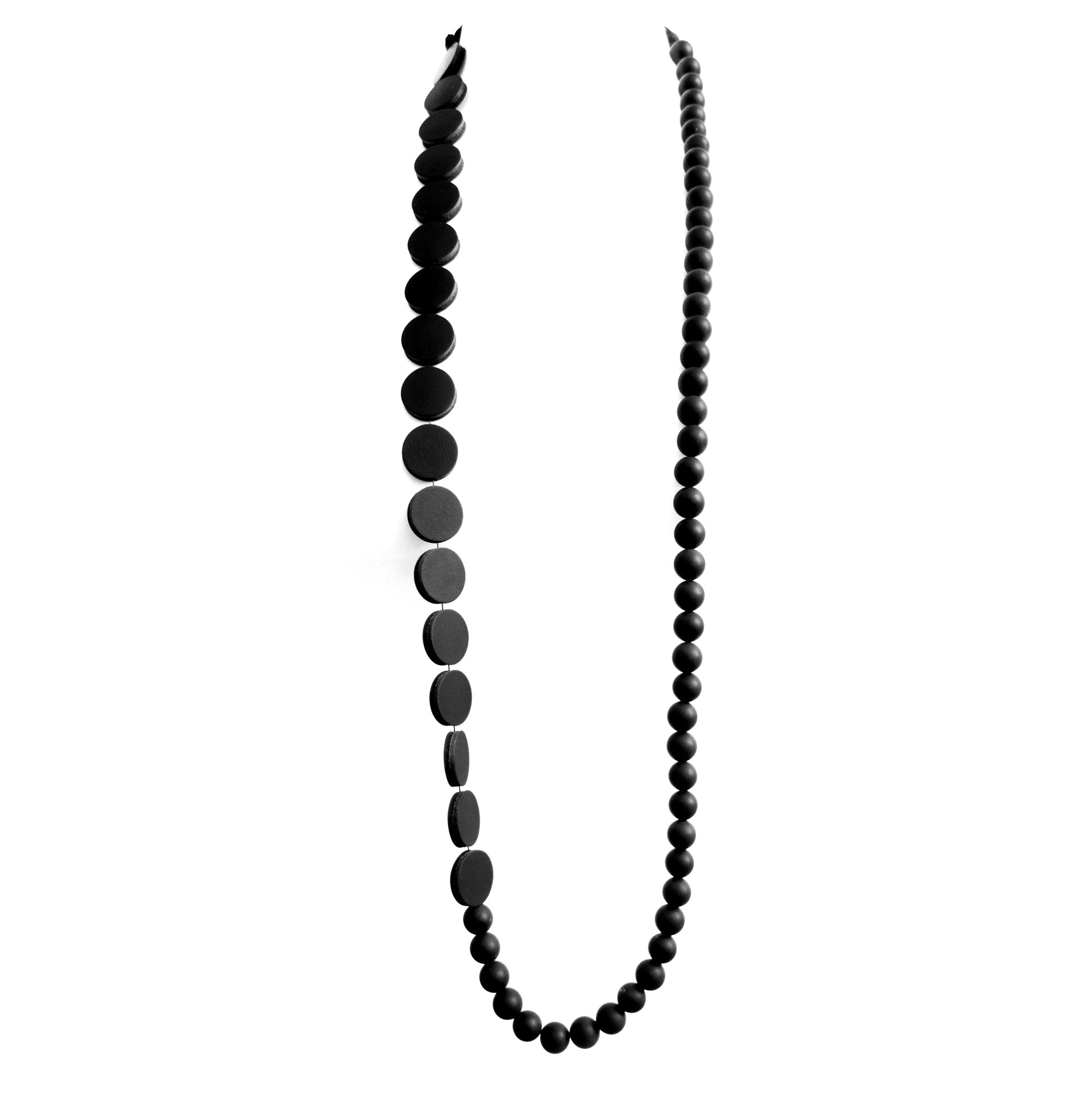 Long sautoir en perles onyx et cuir noir