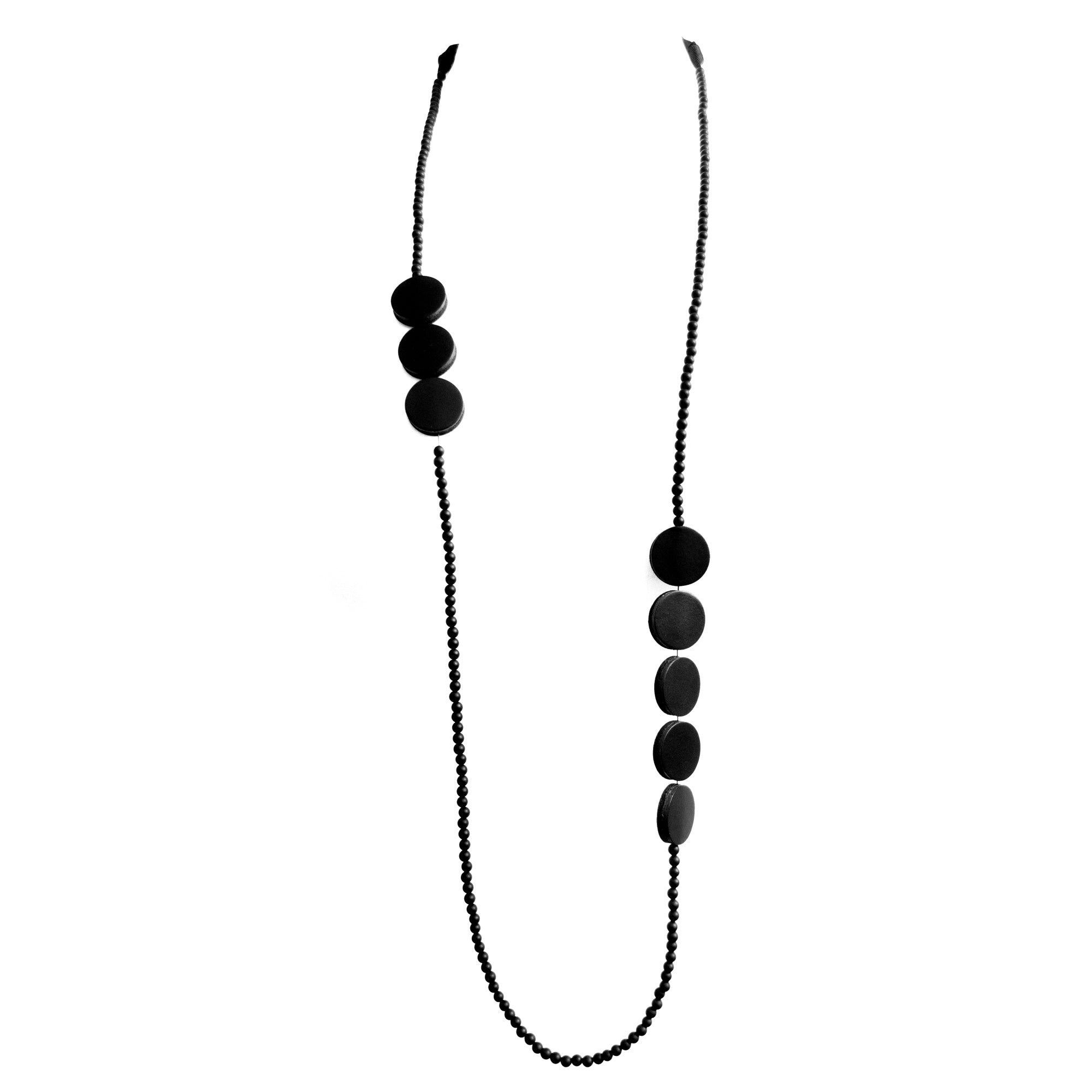 Long sautoir en perles onyx et cuir noir