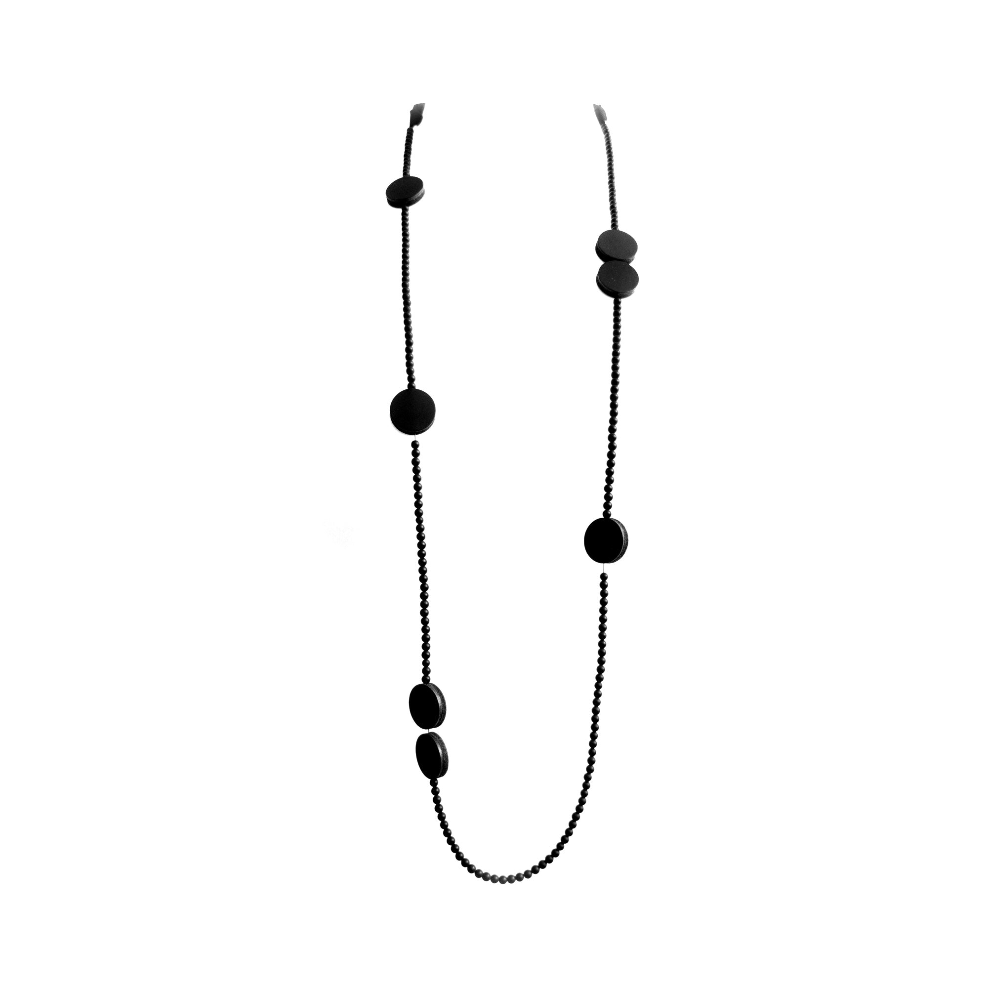 Long sautoir en perles onyx et cuir noir