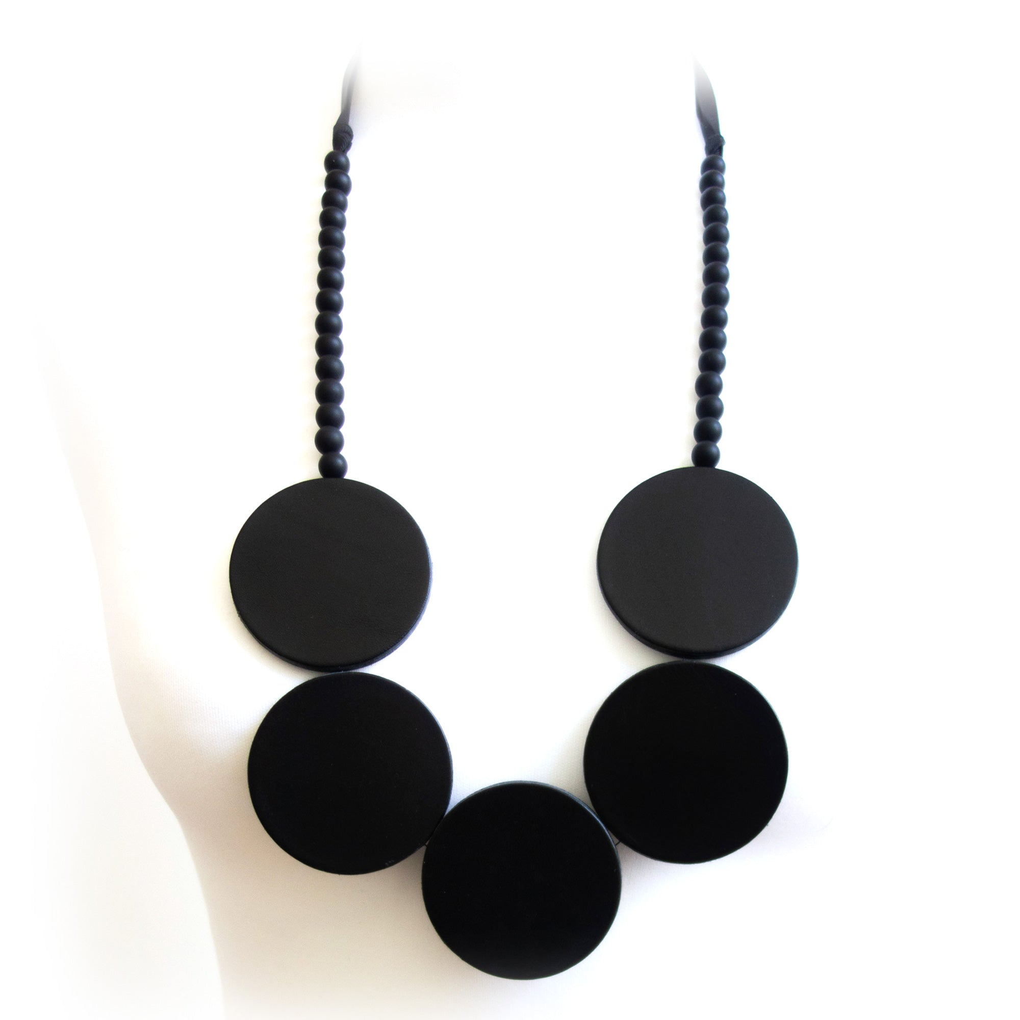 Collier en perles onyx et cuir noir