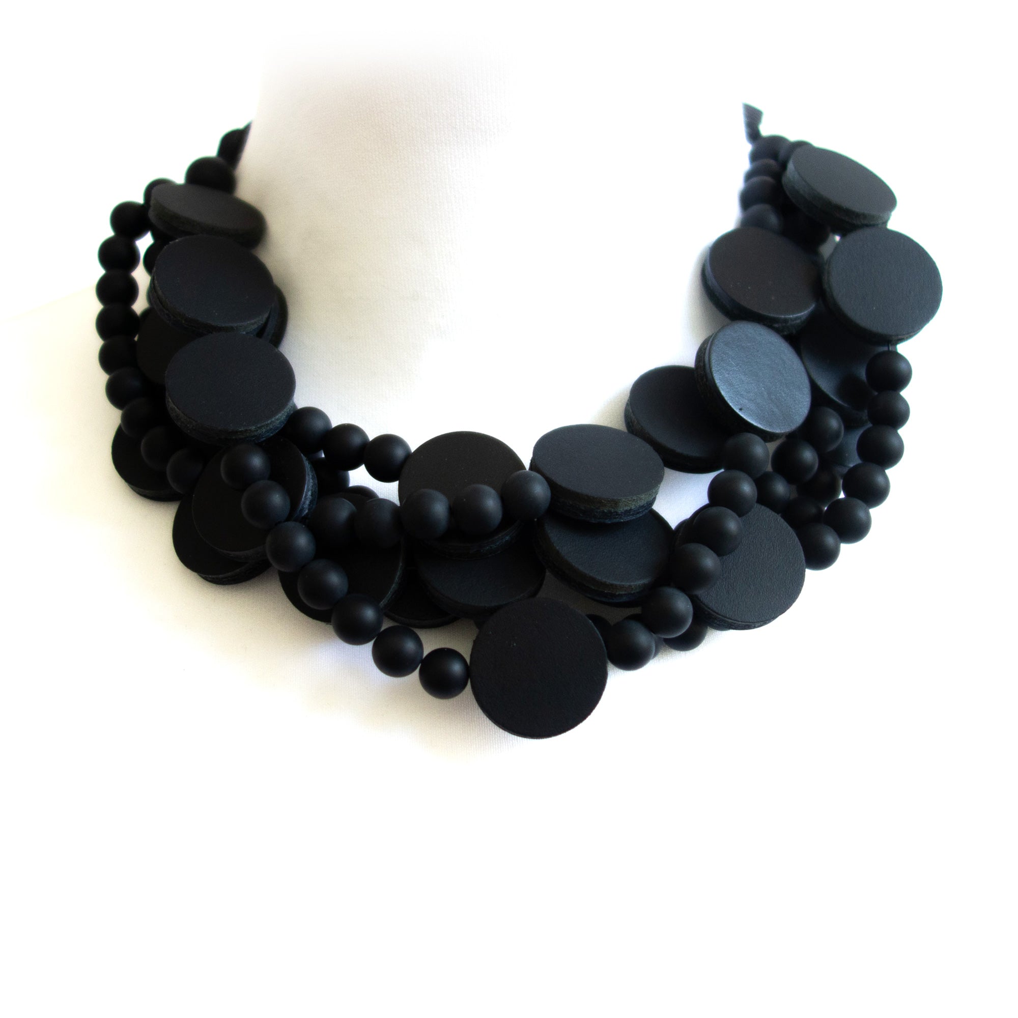 Collier ras de cou en perles onyx et cuir noir, sophistiqué pour soirée