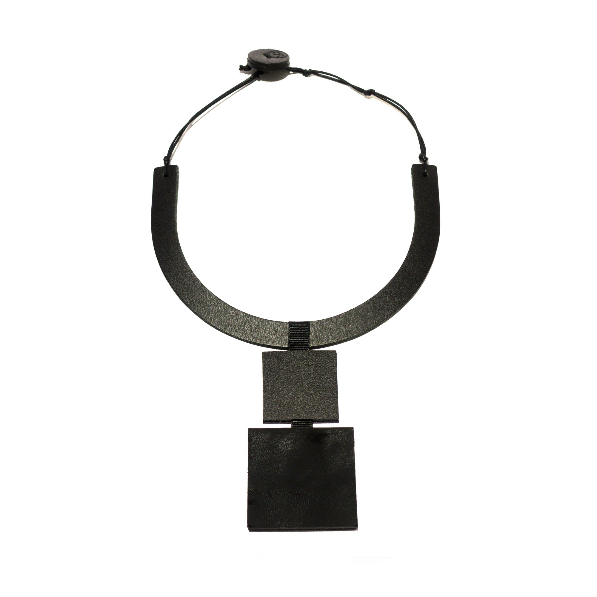 Collier en cuir, pendentif carré, noir mat et vernis