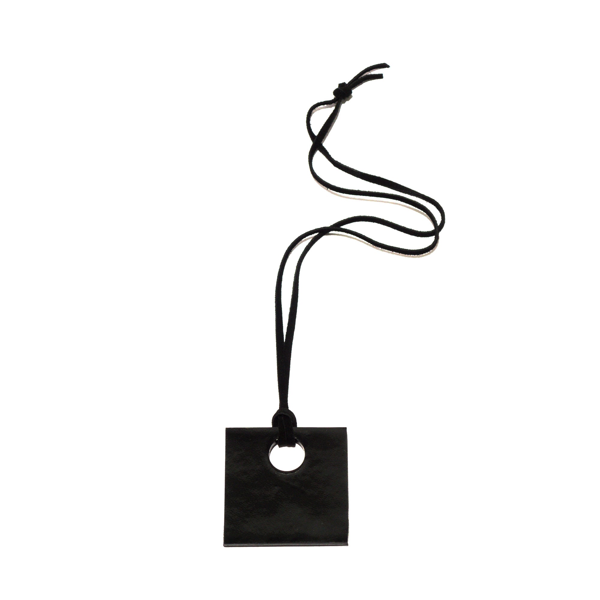 Collier en cuir, pendentif carré, noir mat et vernis