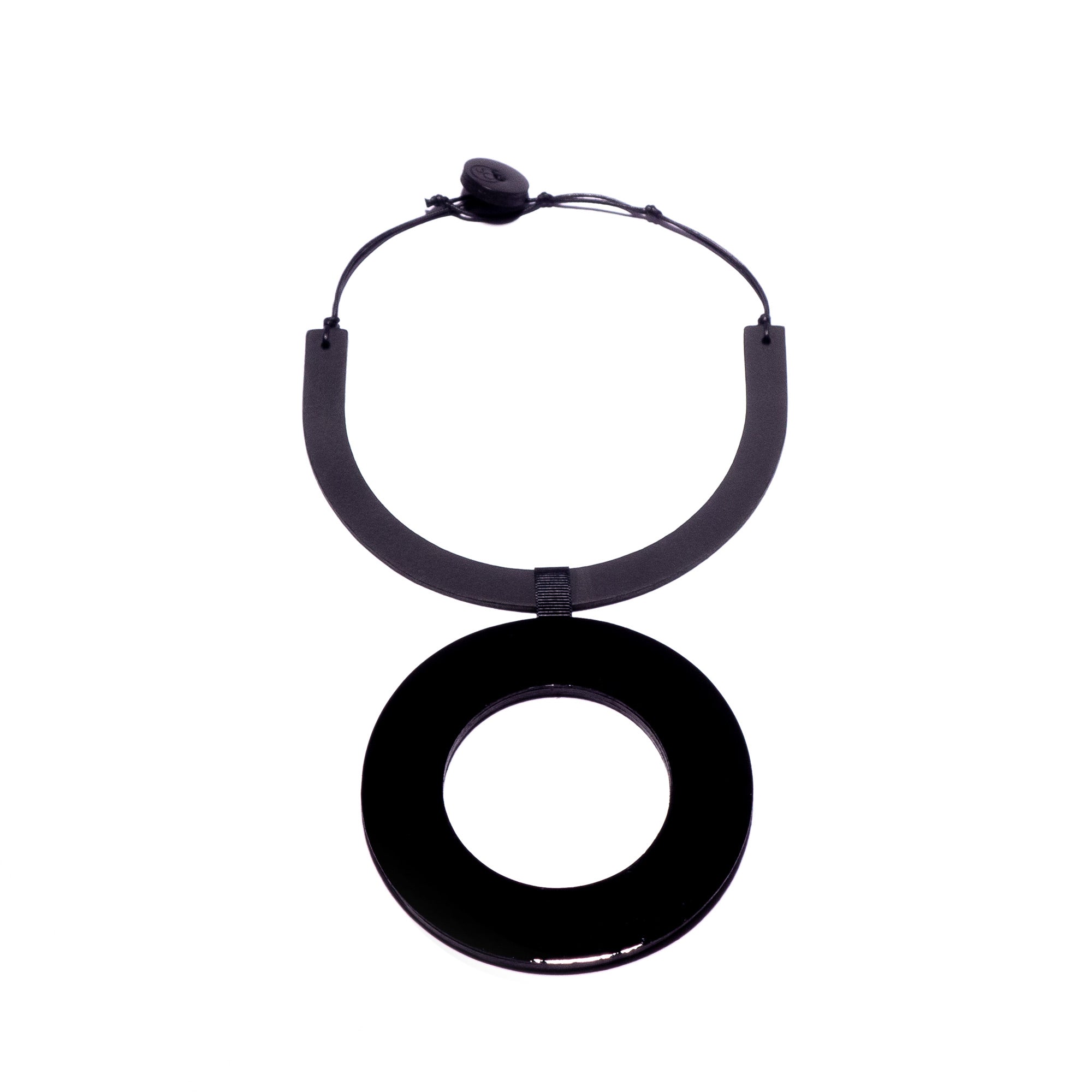 Collier en cuir, noir mat et noir vernis