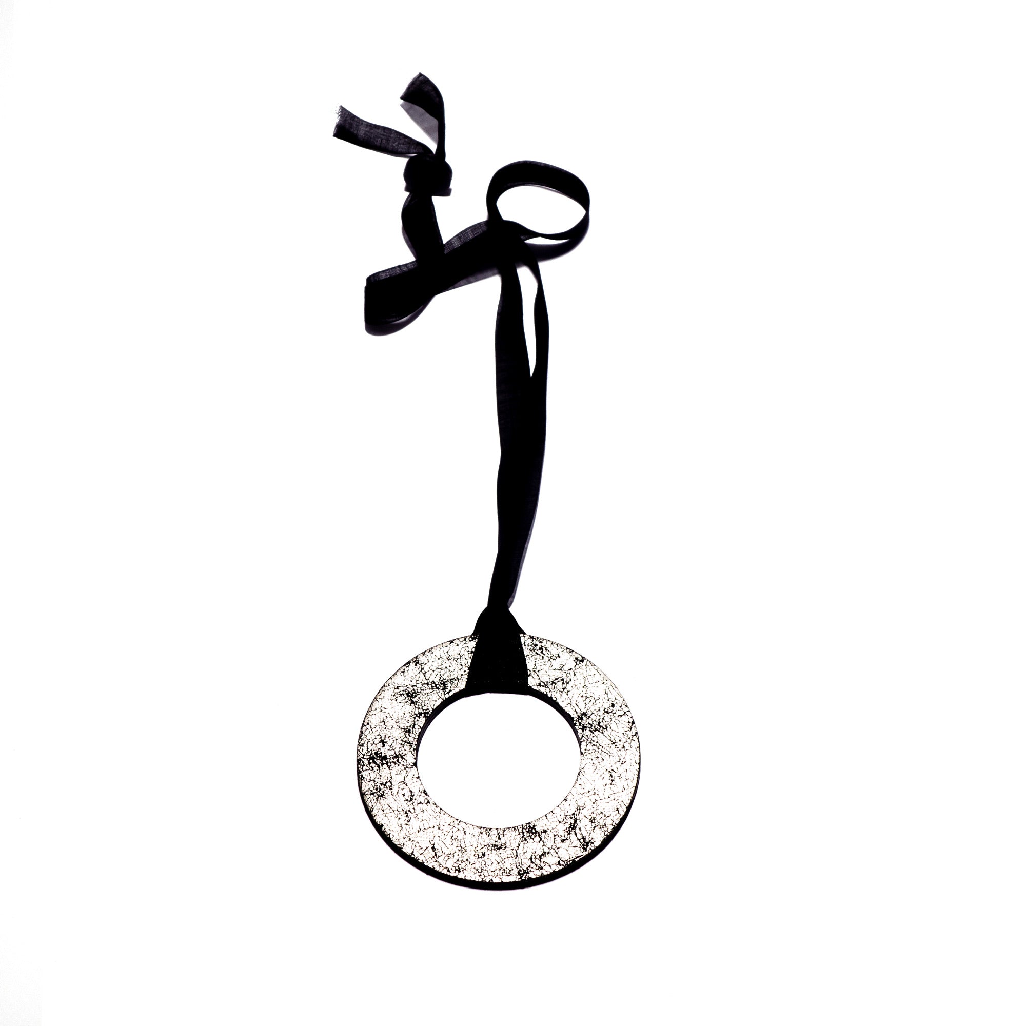 Collier en cuir noir mat et gris métallisé craquelé