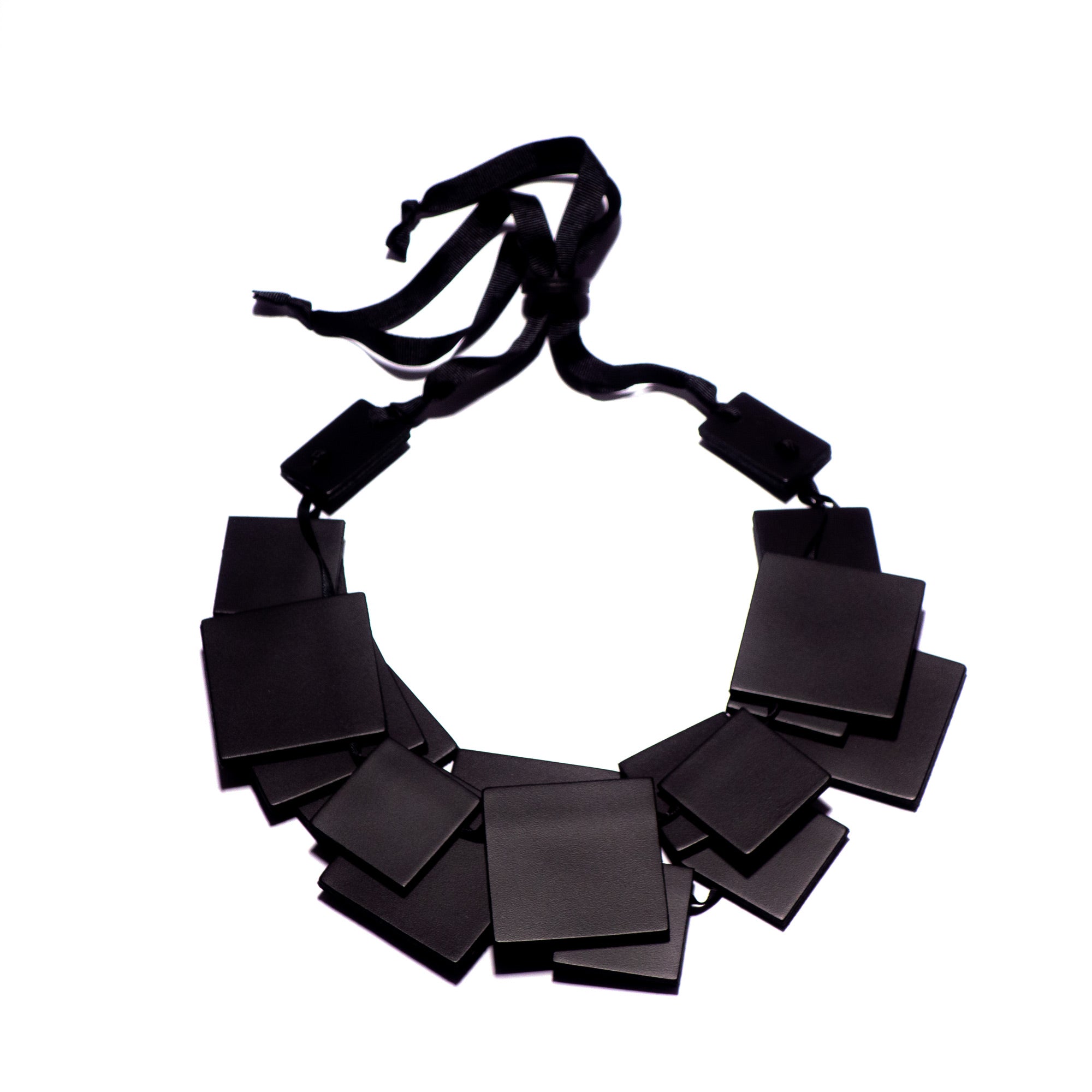 Collier en cuir noir carré