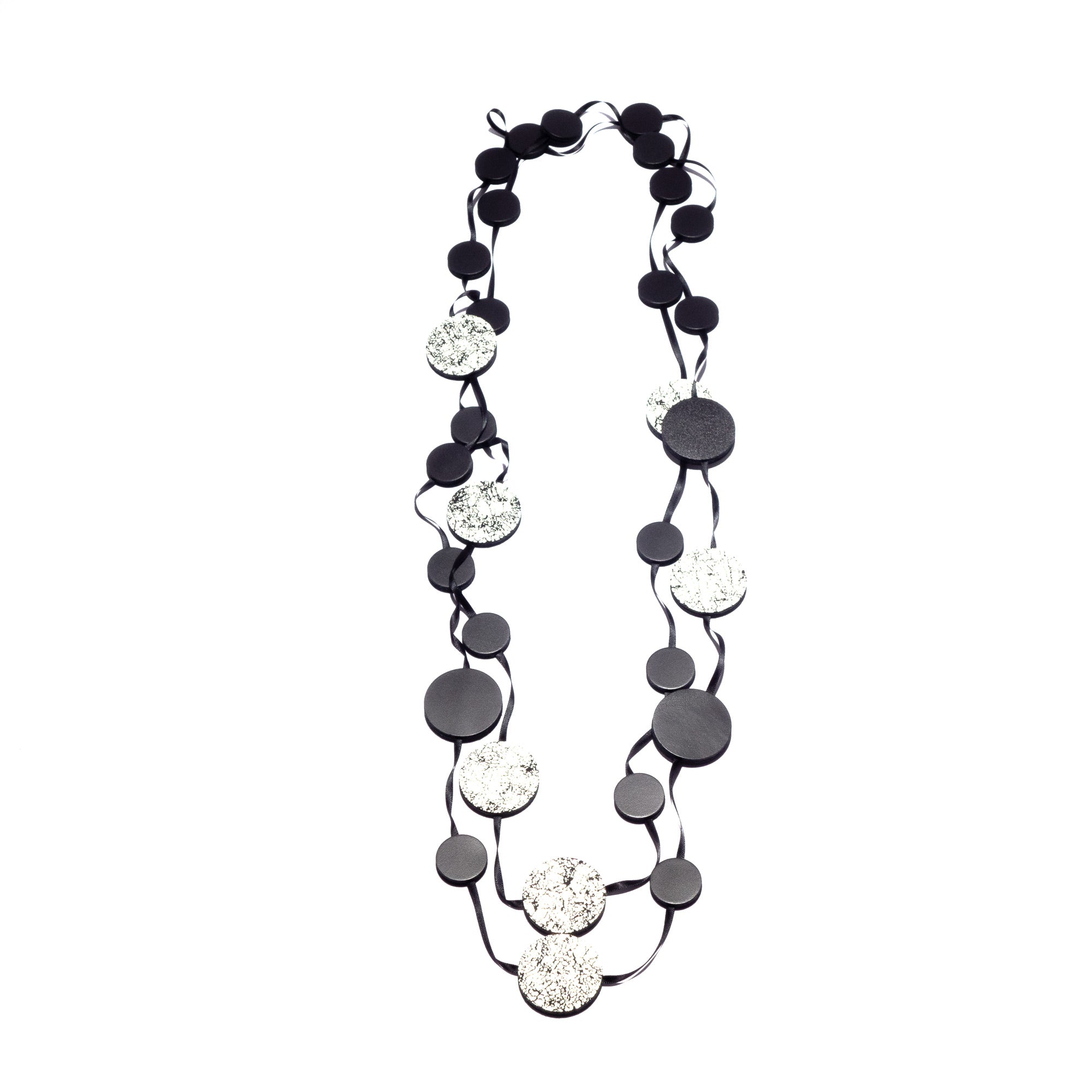 Collier en cuir noir et gris métallisé craquelé