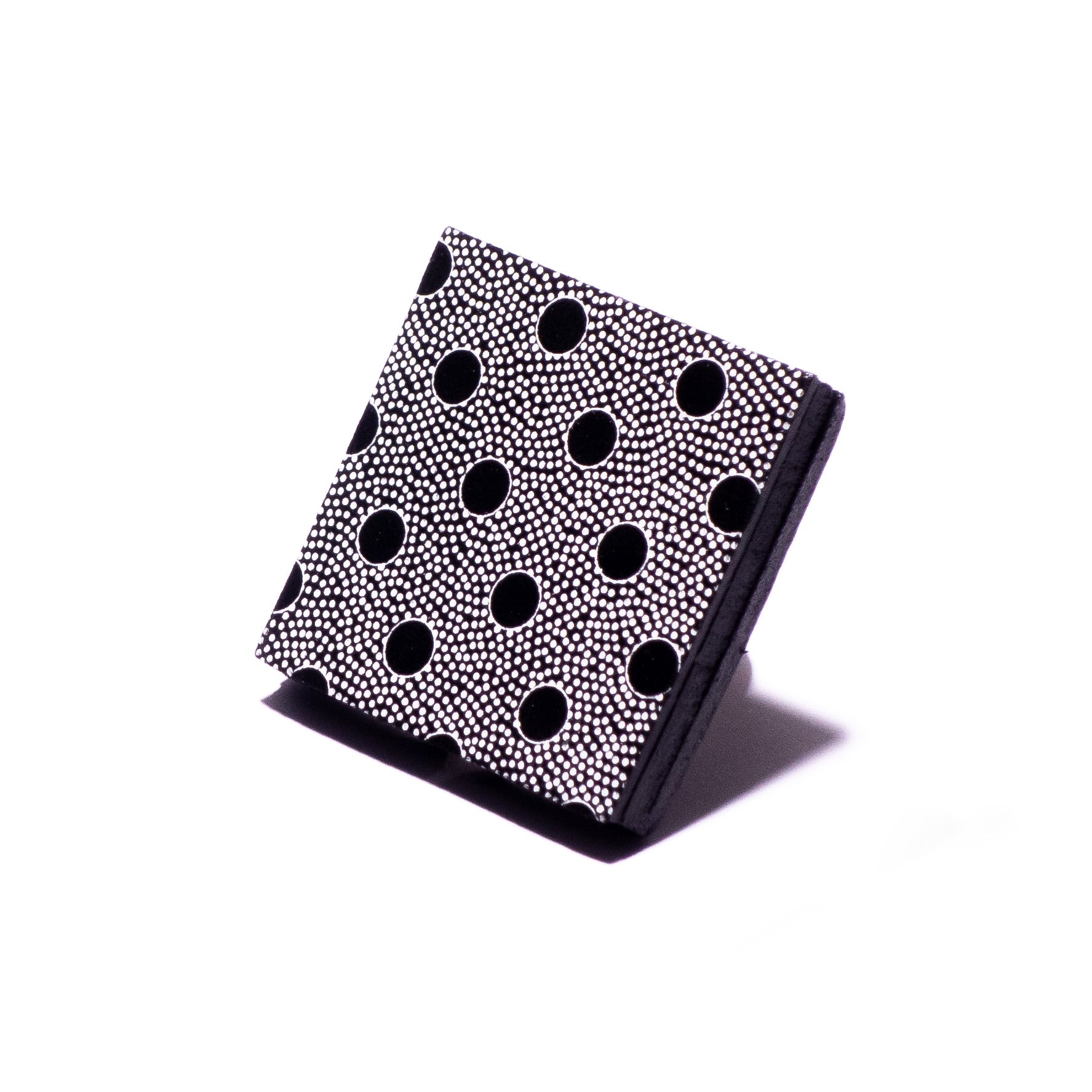 Bague carrée en cuir, gris à pois noirs