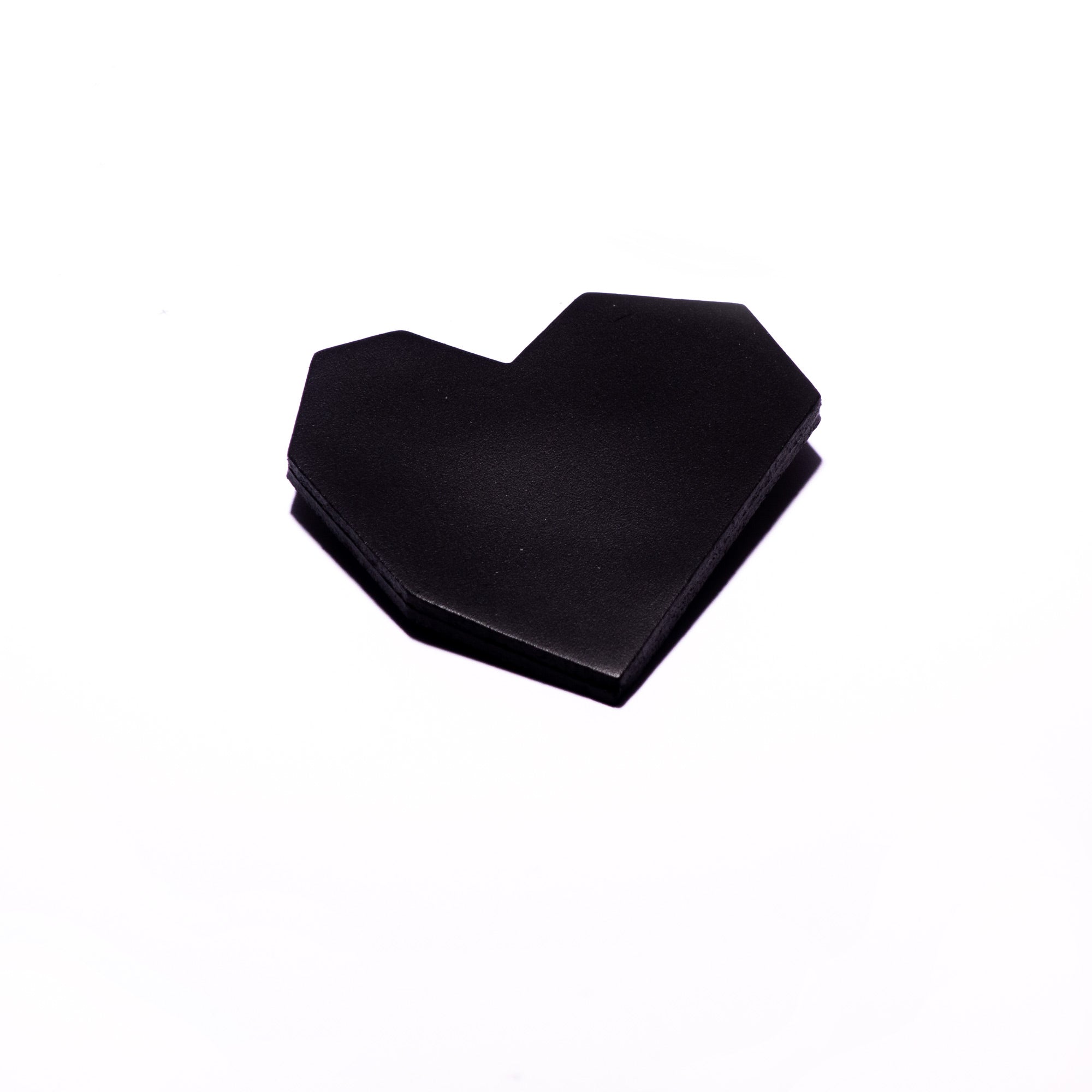Broche en cuir noir