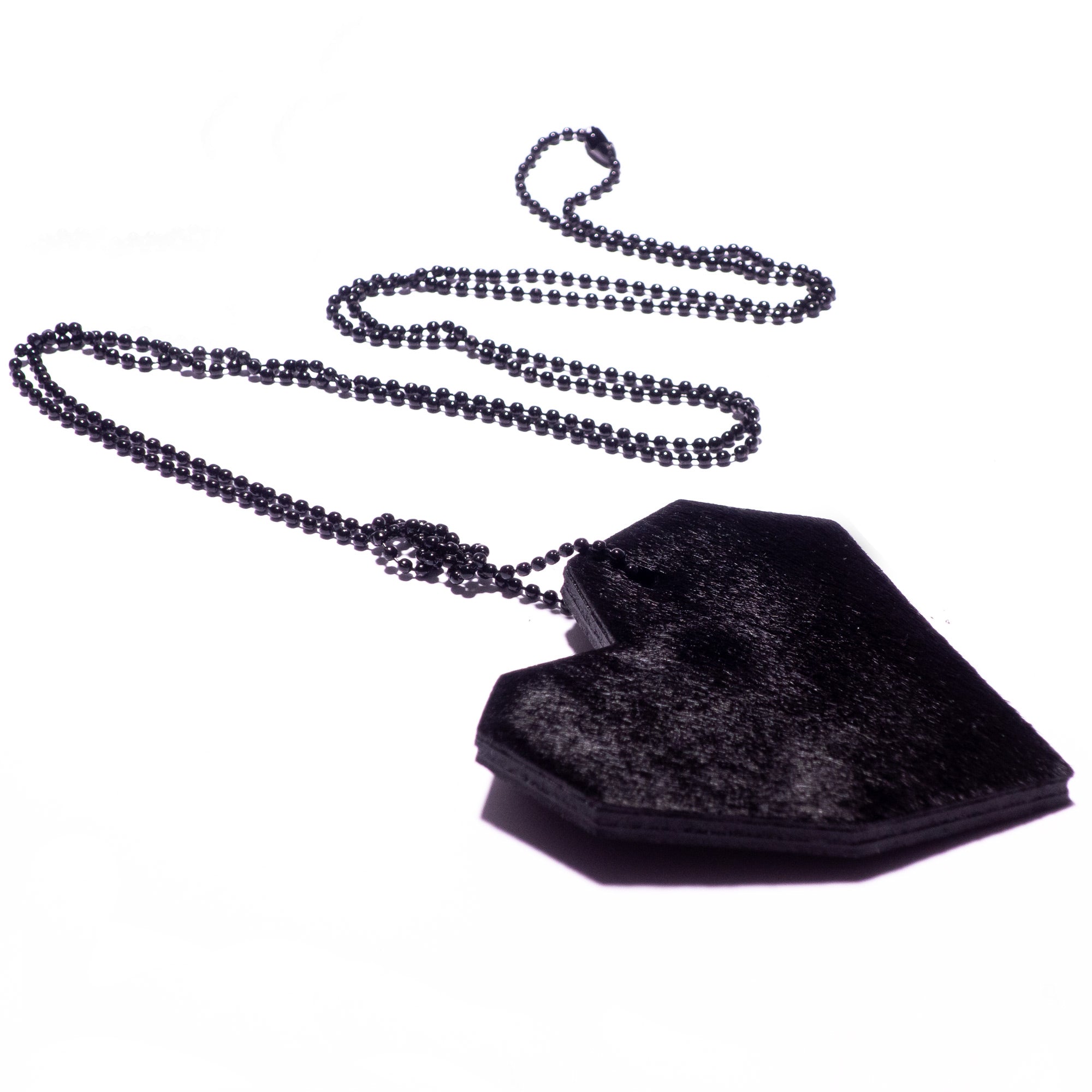 Collier, pendentif en cuir à poils