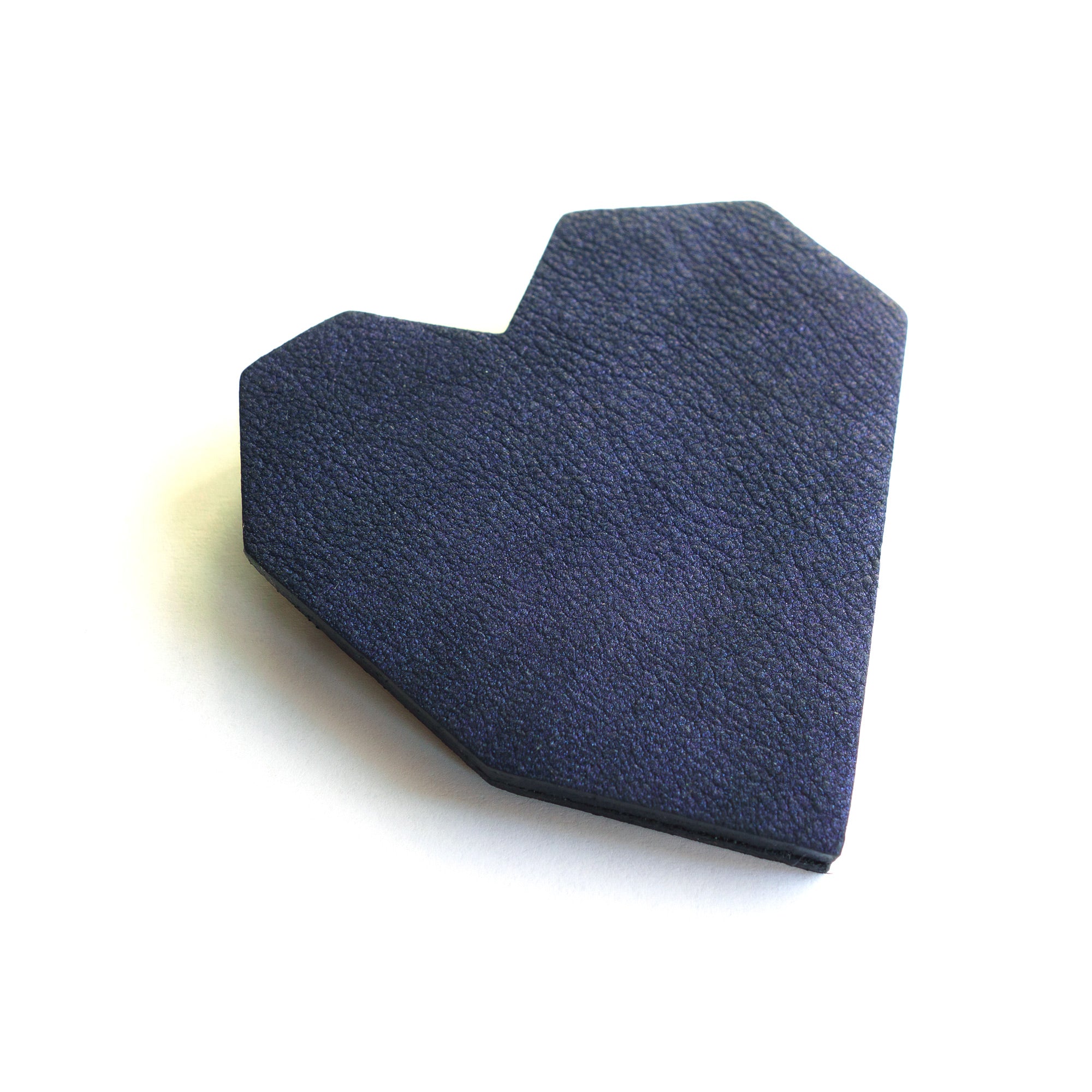Broche en cuir indigo, forme Coeur