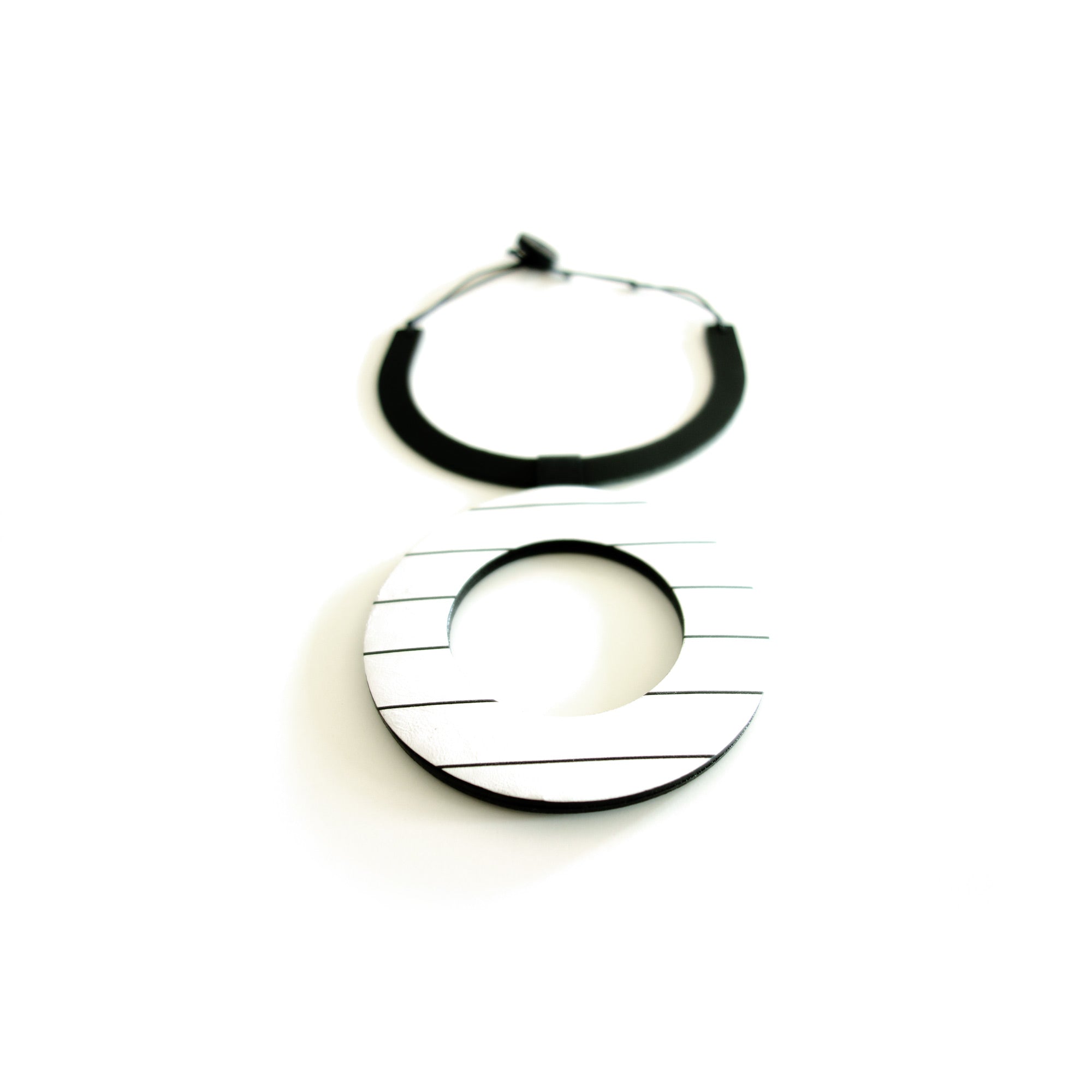 Collier en cuir noir et blanc