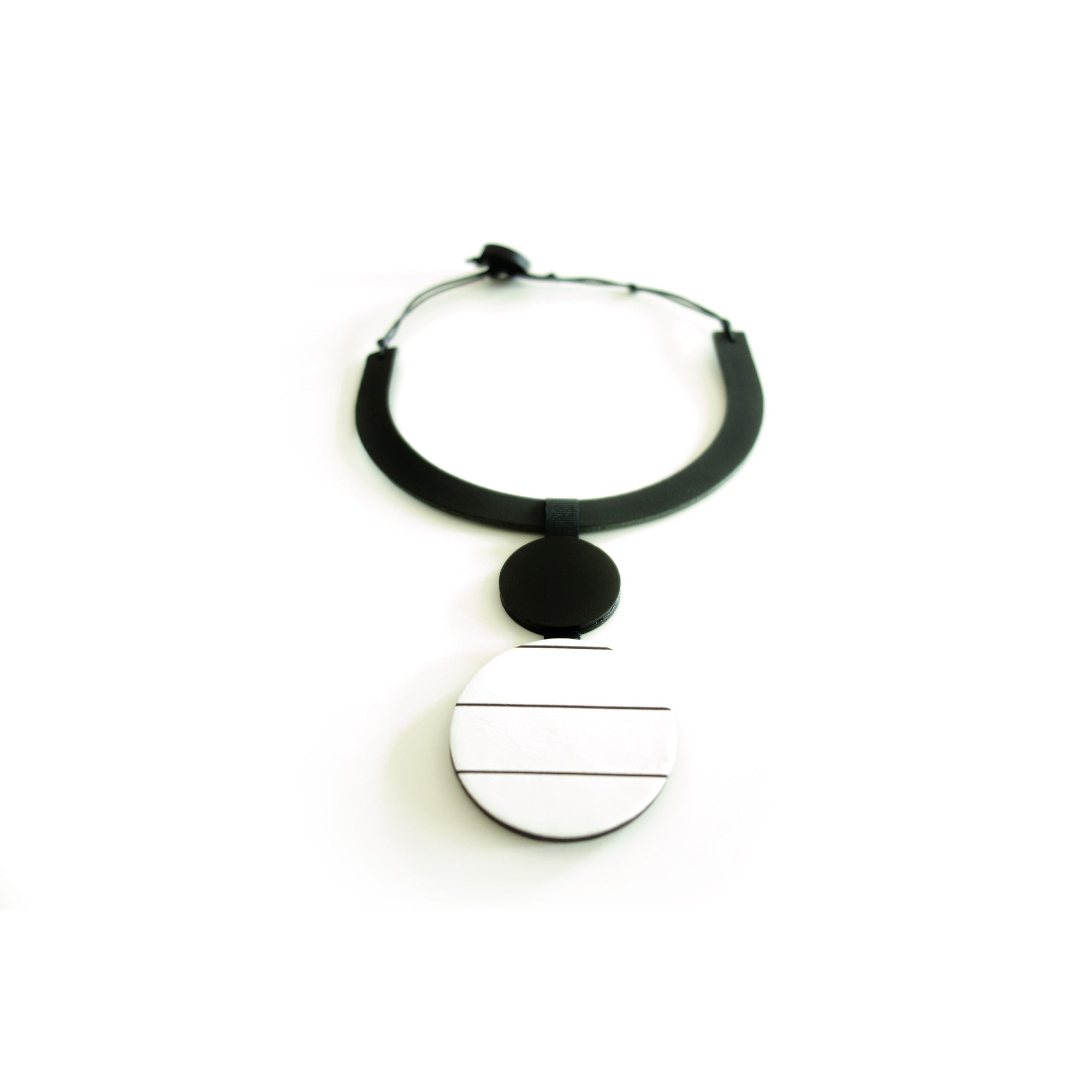 Collier en cuir noir et blanc