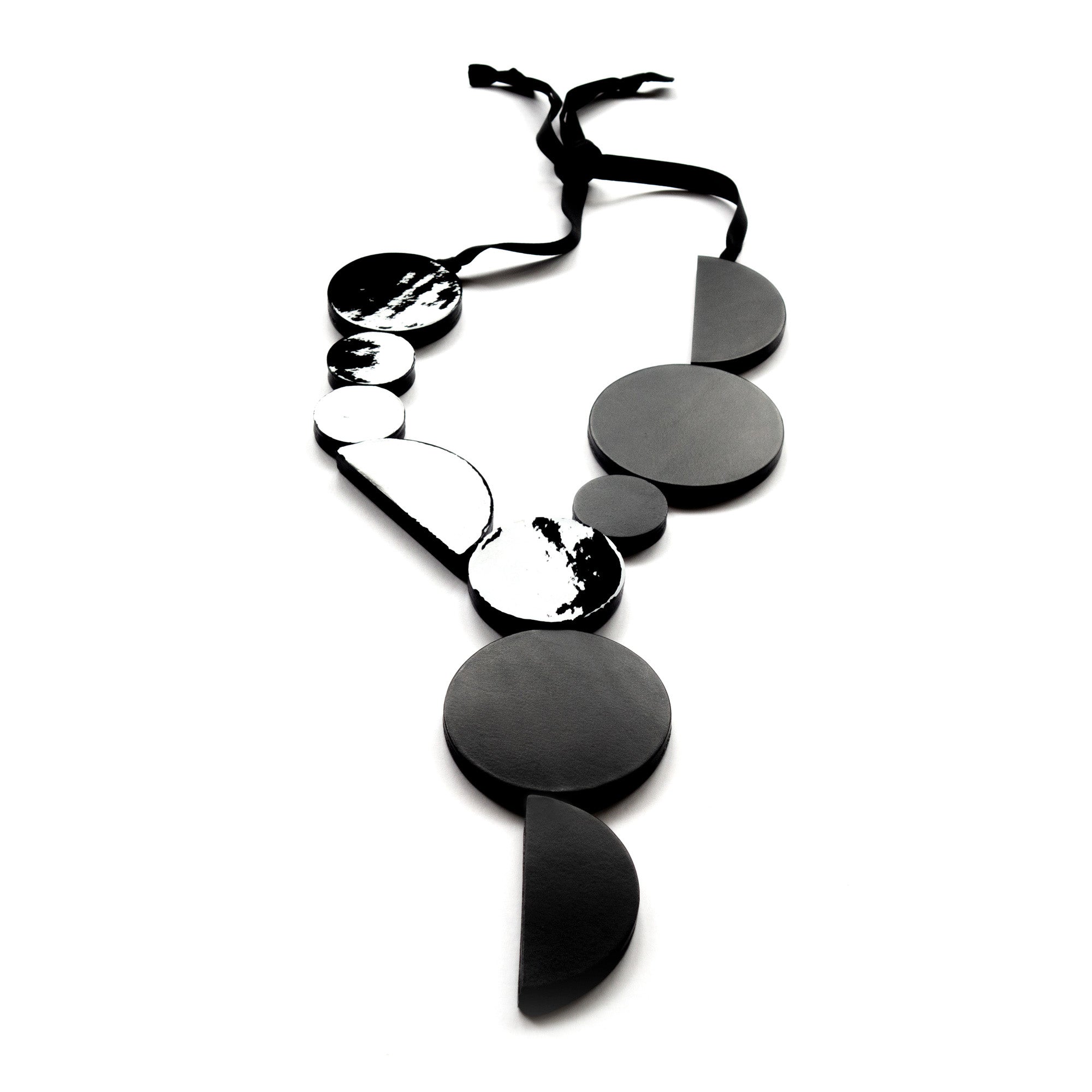 Grand collier en cuir noir au design architectural