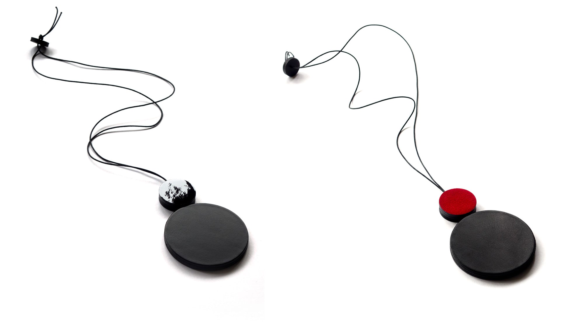 Sautoir minimaliste en cuir noir et rouge, forme ronde