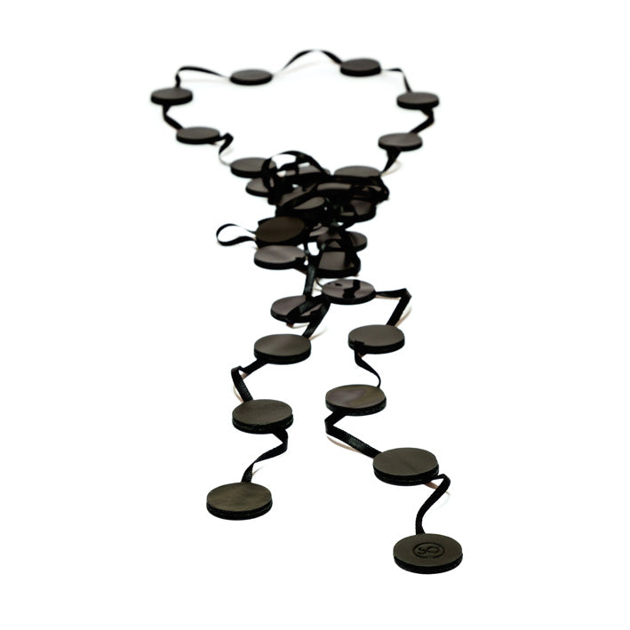 Collier en cuir noir, design