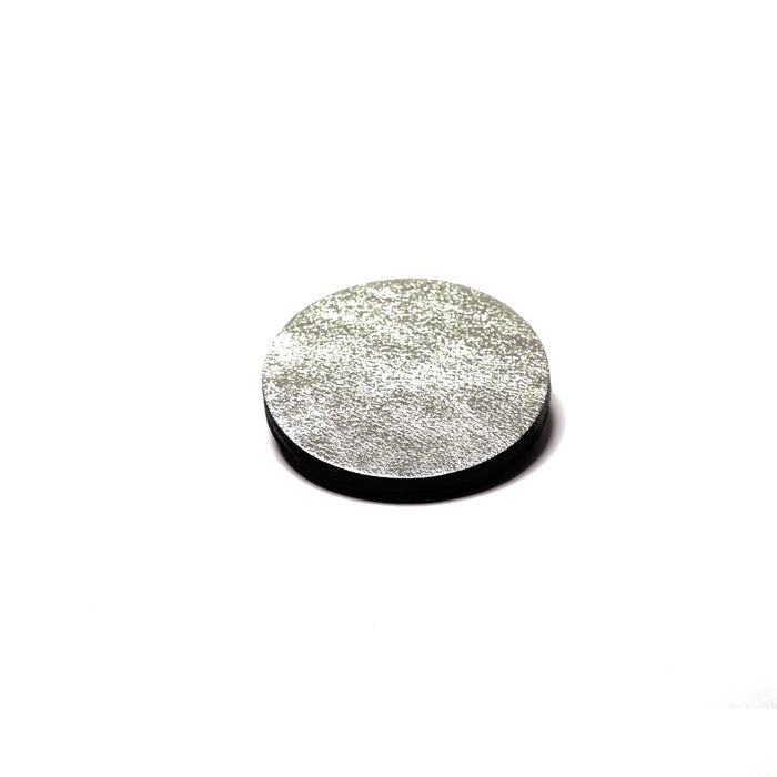 Broche en cuir ronde, noir et gris métallisé