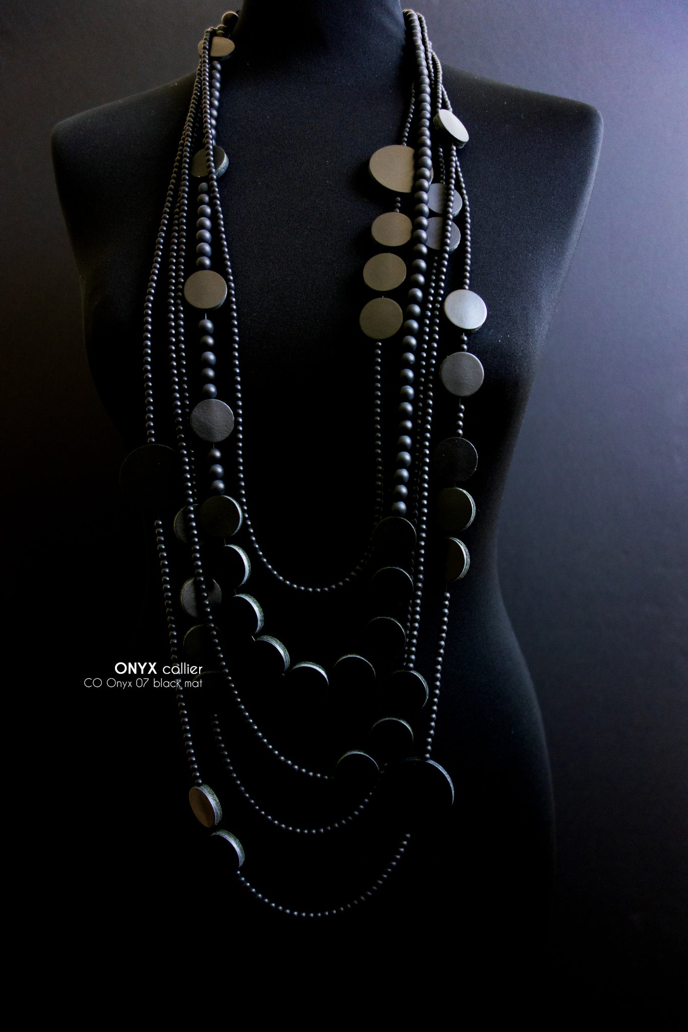 Long collier multirangs en perles onyx et cuir noir