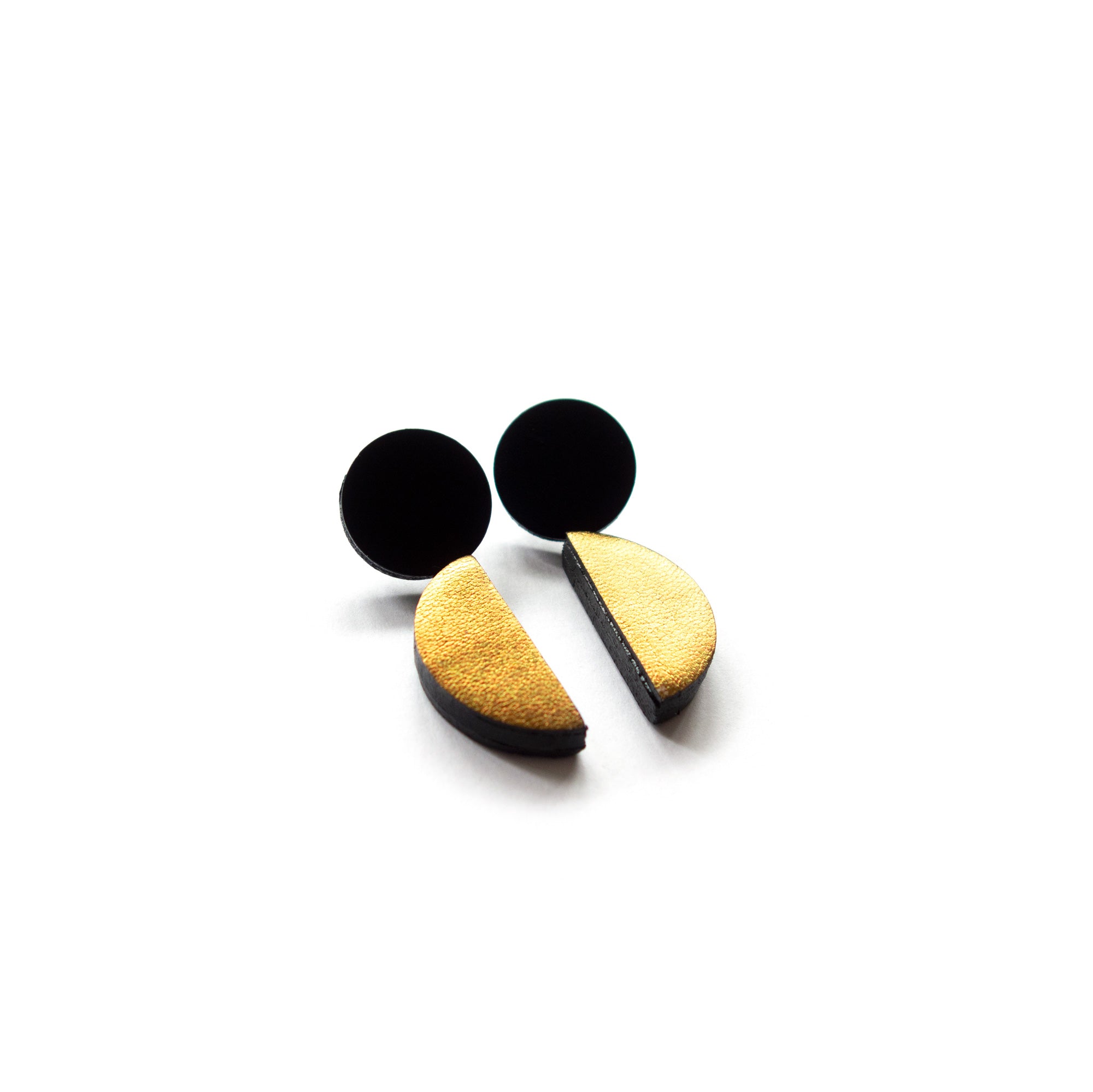 Boucles d'oreilles pendantes en cuir noir et doré