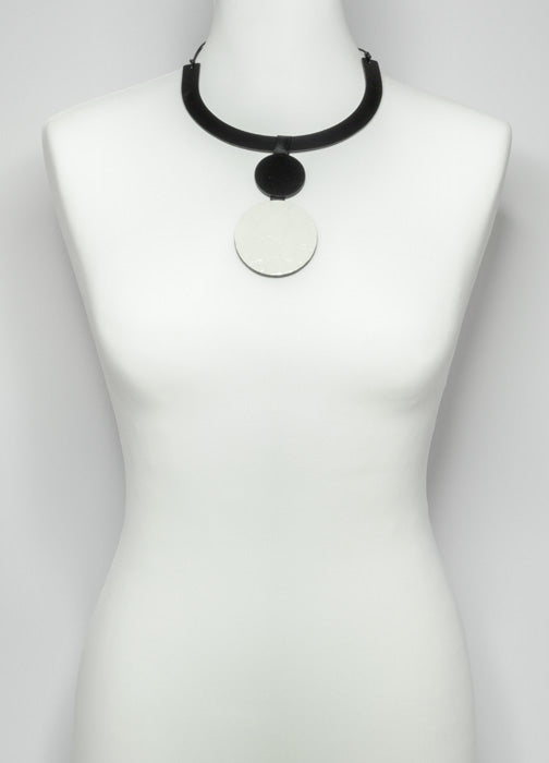 Collier en cuir noir et blanc, design