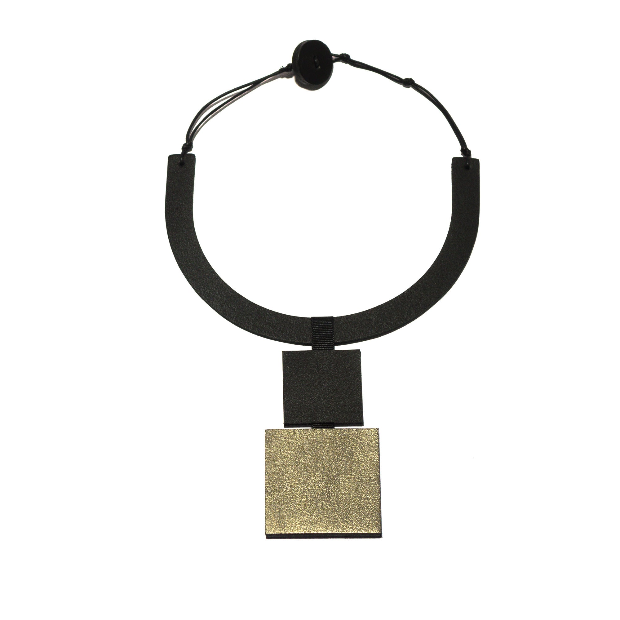 Collier en cuir, pendentif carré, noir mat et titane métallisé