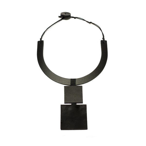 Collier en cuir, pendentif carré, noir mat et vernis