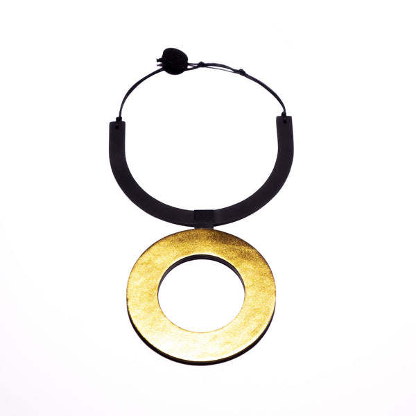 Collier en cuir, noir mat et doré