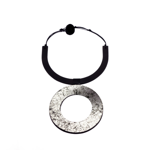 Collier en cuir, noir mat et gris métallisé craquelé
