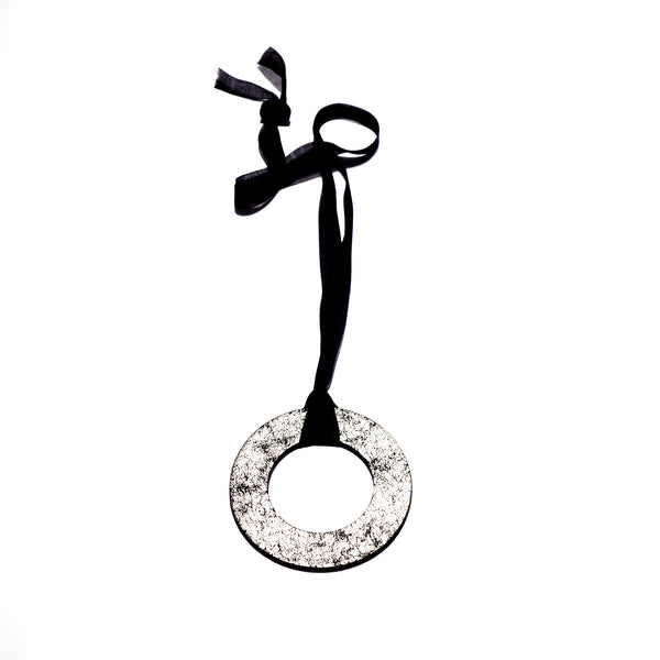 Collier en cuir noir mat et gris métallisé craquelé
