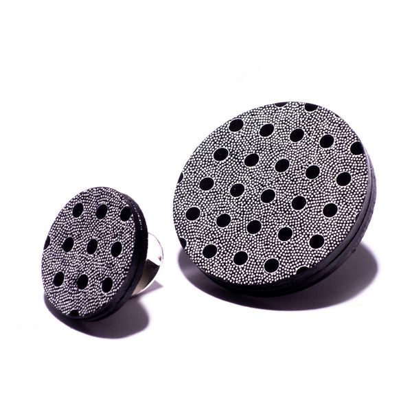 Bague ronde en cuir gris à pois noirs