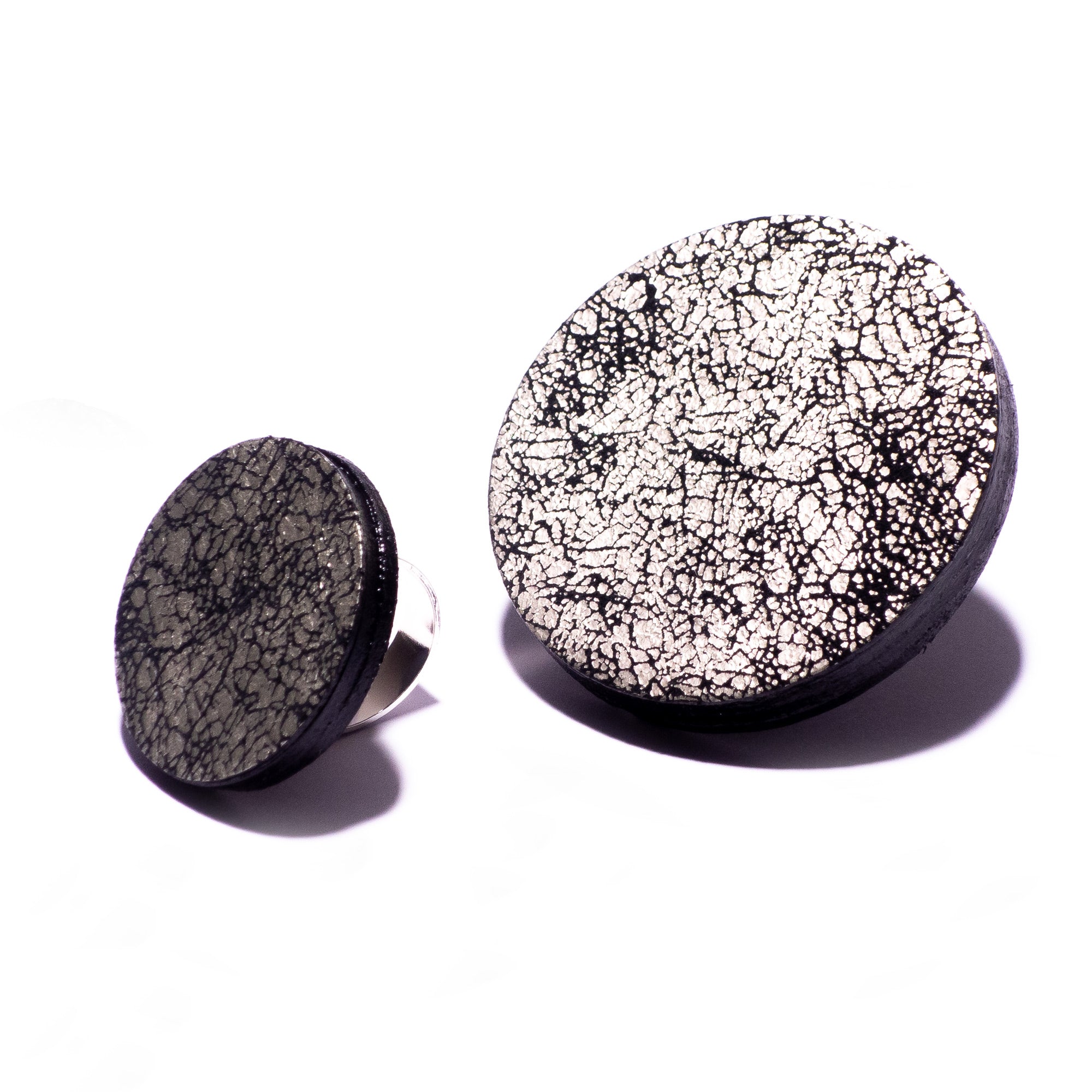 Bague ronde en cuir gris métallisé craquelé