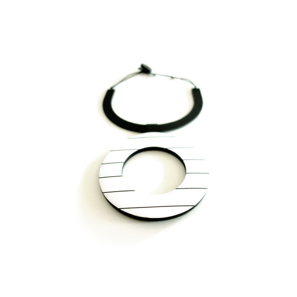 Collier en cuir noir et blanc