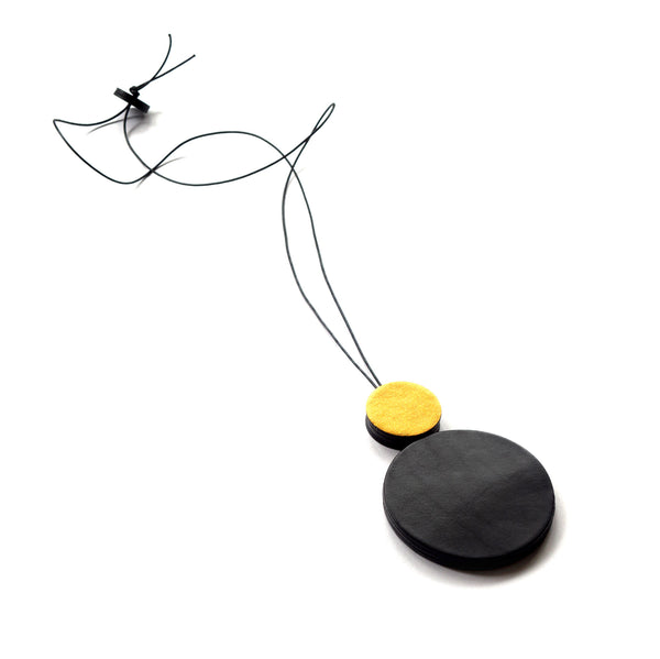Sautoir minimaliste en cuir noir et doré, forme ronde 