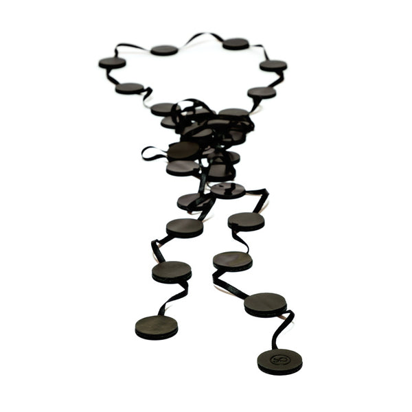 Collier en cuir noir, design