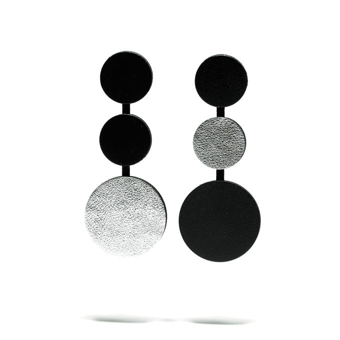 Boucles d'oreilles rondes en cuir, noires et gris métallisées, asymétriques