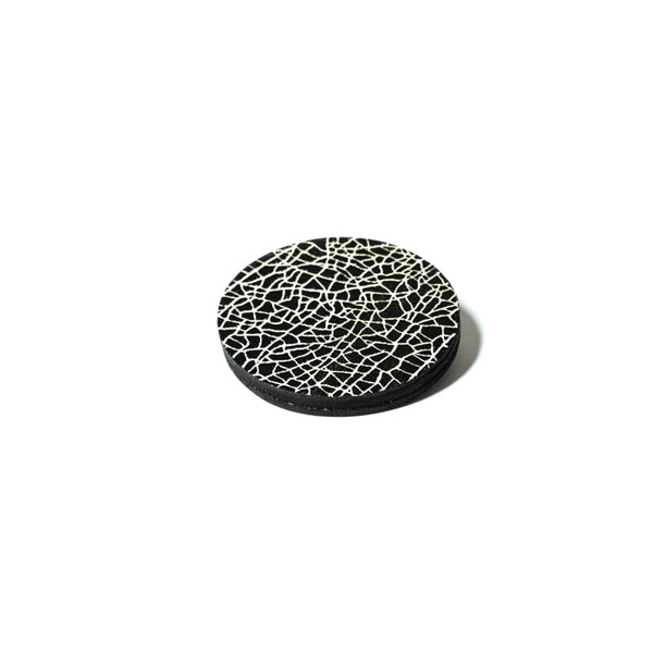 Broche en cuir ronde, noire et blanche