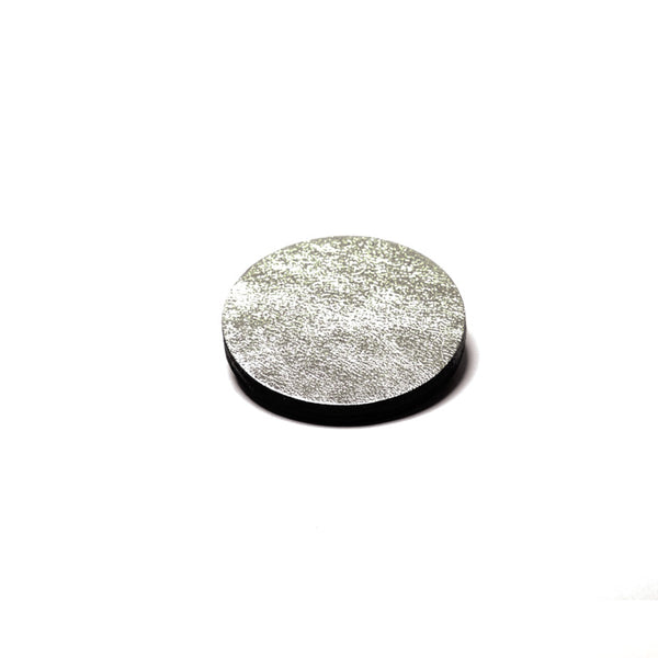 Broche en cuir ronde, noir et gris métallisé